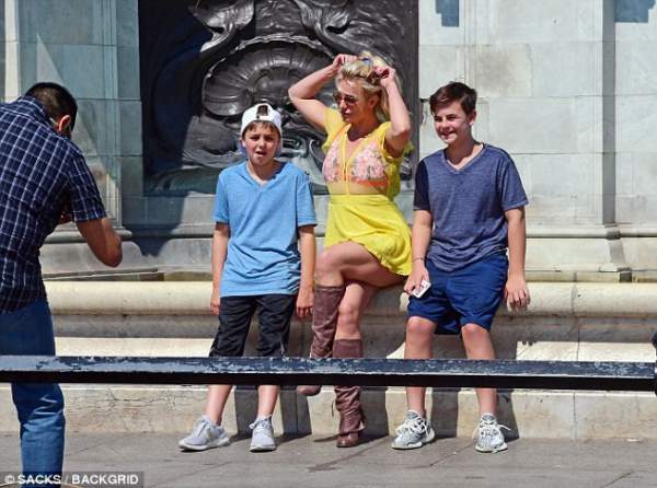 Britney Spears đưa con khám phá London 7