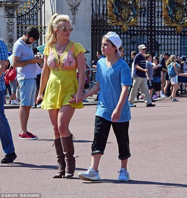 Britney Spears đưa con khám phá London 2