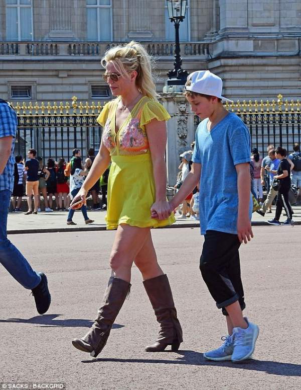 Britney Spears đưa con khám phá London 9
