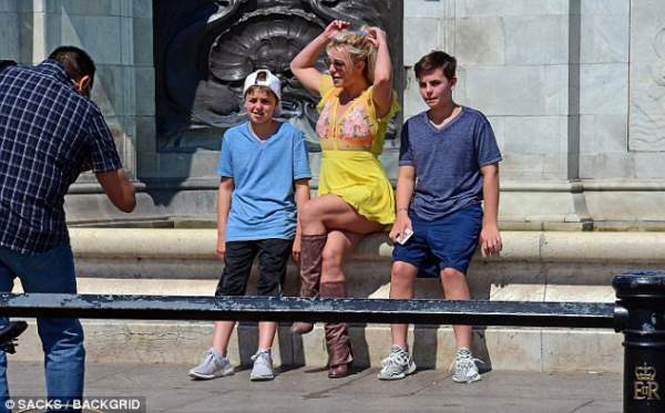 Britney Spears đưa con khám phá London 6
