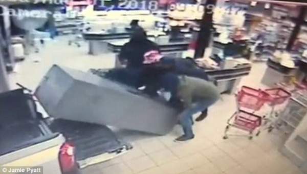 Băng cướp lao xe vào siêu thị rồi thản nhiên vác…. cây ATM tẩu thoát 2