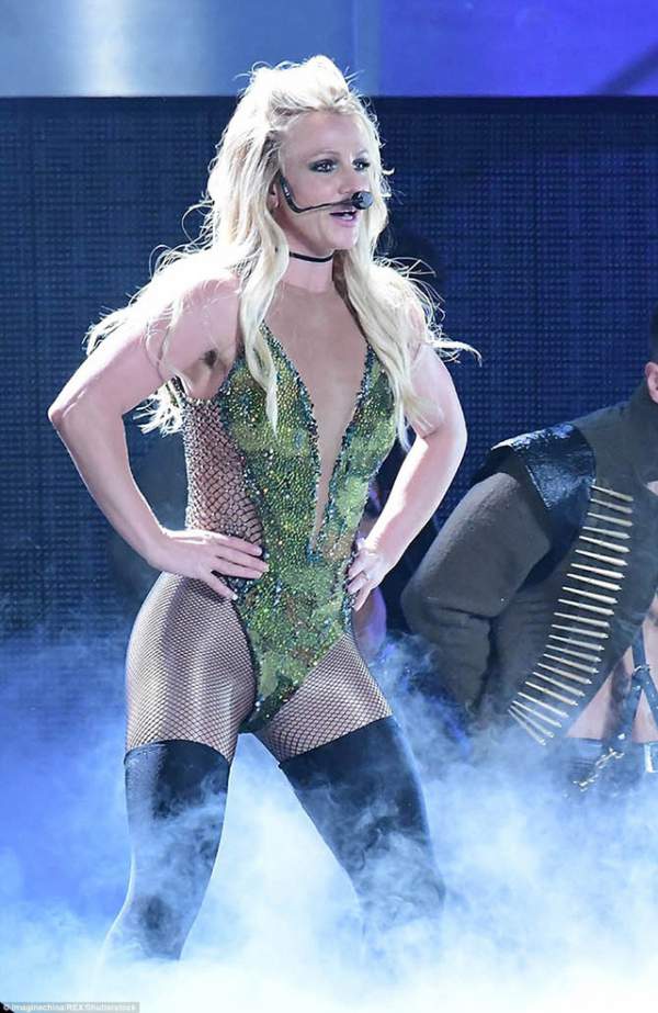 Britney Spears tái xuất bốc lửa 12