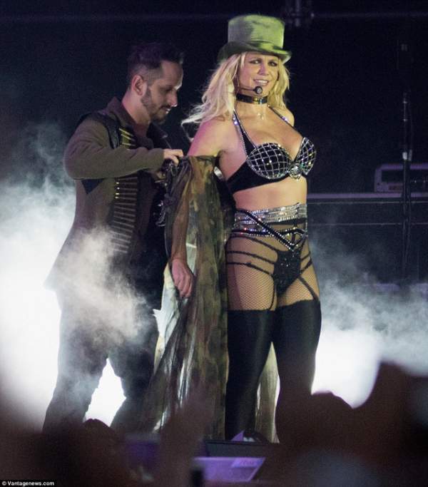 Britney Spears tái xuất bốc lửa 3