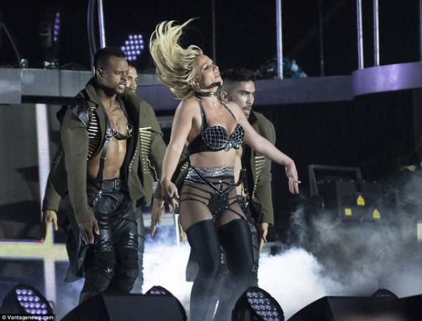 Britney Spears tái xuất bốc lửa 5