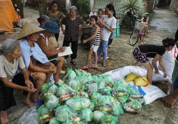 Hà Nội: Người dân vùng ngập kéo xe bò, chèo thuyền ra chở quà từ thiện 10