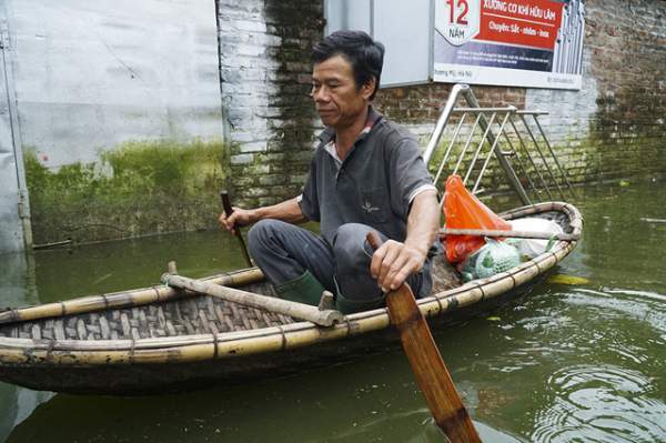 Hà Nội: Người dân vùng ngập kéo xe bò, chèo thuyền ra chở quà từ thiện 7