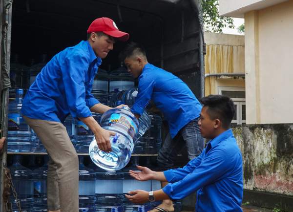 Hà Nội: Người dân vùng ngập kéo xe bò, chèo thuyền ra chở quà từ thiện 9