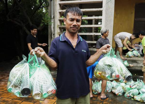 Hà Nội: Người dân vùng ngập kéo xe bò, chèo thuyền ra chở quà từ thiện 6
