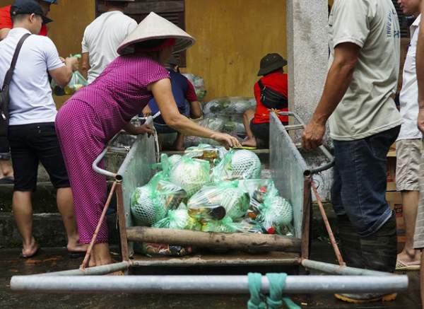 Hà Nội: Người dân vùng ngập kéo xe bò, chèo thuyền ra chở quà từ thiện 4