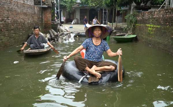 Hà Nội: Người dân vùng ngập kéo xe bò, chèo thuyền ra chở quà từ thiện 2