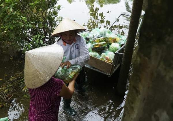 Hà Nội: Người dân vùng ngập kéo xe bò, chèo thuyền ra chở quà từ thiện 5