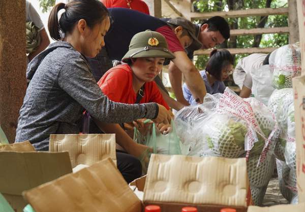 Hà Nội: Người dân vùng ngập kéo xe bò, chèo thuyền ra chở quà từ thiện 8