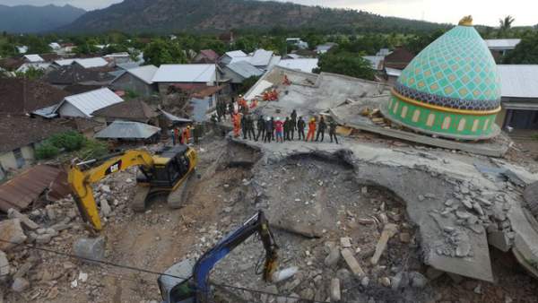 Động đất liên tiếp trên đảo du lịch Indonesia, nhiều nhà cửa bị san phẳng 3