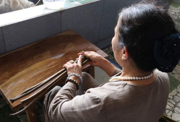Người phụ nữ dệt lụa từ tơ sen đầu tiên ở Hà Nội 2