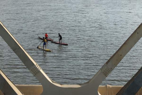 Giới trẻ Huế hào hứng với trò chơi “lướt ván đứng” trên sông Hương 7