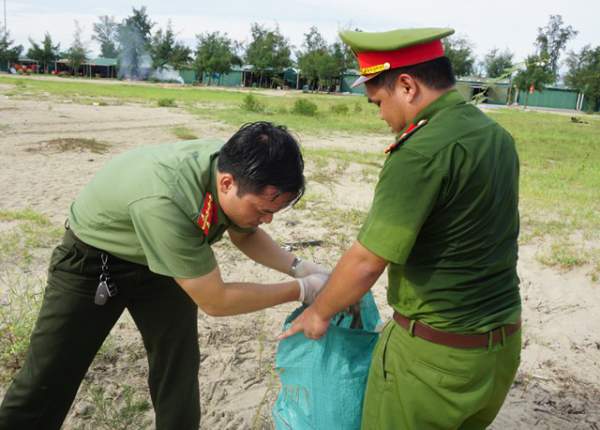 Chiến sĩ công an mướt mồ hôi “bới” rác làm sạch bãi biển 9
