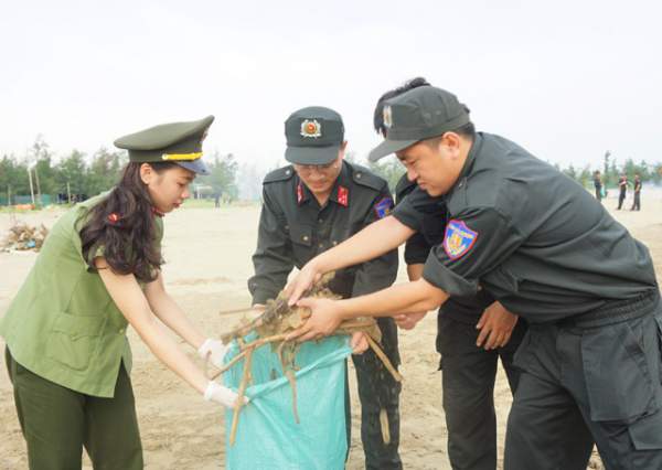 Chiến sĩ công an mướt mồ hôi “bới” rác làm sạch bãi biển 6