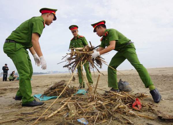 Chiến sĩ công an mướt mồ hôi “bới” rác làm sạch bãi biển 5