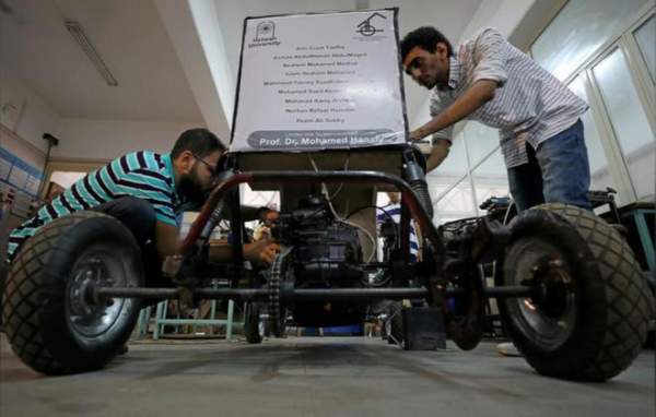 Nhóm sinh viên Ai Cập tự thiết kế xe chạy bằng không khí cho nó tiết kiệm 6