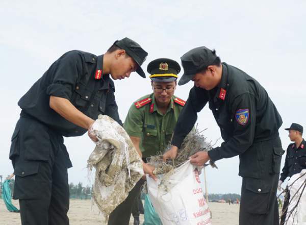 Chiến sĩ công an mướt mồ hôi “bới” rác làm sạch bãi biển 4
