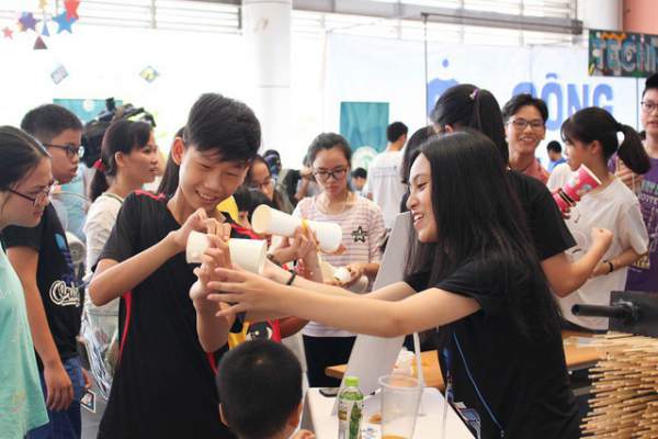 Học sinh Hà Nội thích thú trải nghiệm ngày hội khoa học tại trường Ams 2