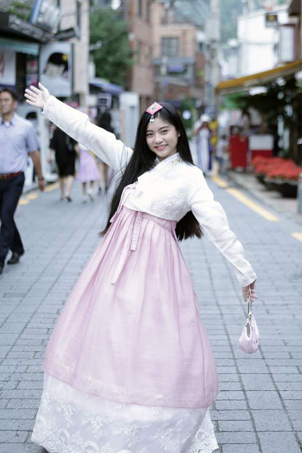 Miss Teen Nam Phương khoe tà áo dài trắng thướt tha trên đất nước Hàn Quốc 8