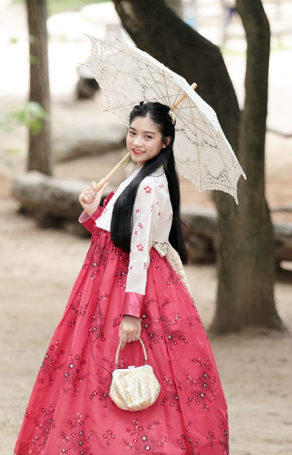 Miss Teen Nam Phương khoe tà áo dài trắng thướt tha trên đất nước Hàn Quốc 10