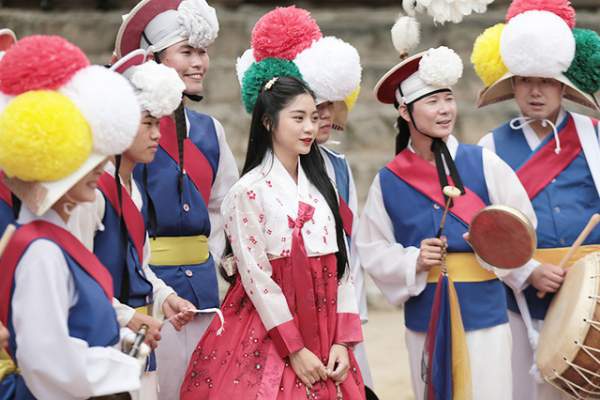 Miss Teen Nam Phương khoe tà áo dài trắng thướt tha trên đất nước Hàn Quốc 9