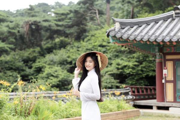 Miss Teen Nam Phương khoe tà áo dài trắng thướt tha trên đất nước Hàn Quốc 2