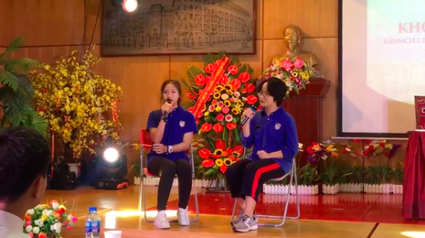 Học sinh trường Nguyễn Bỉnh Khiêm tự tin làm MC, ca hát bằng tiếng Anh 5
