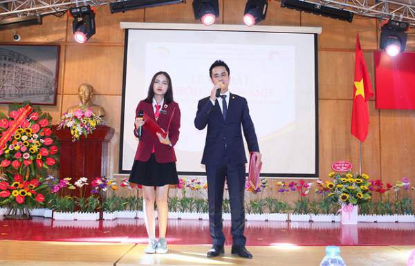 Học sinh trường Nguyễn Bỉnh Khiêm tự tin làm MC, ca hát bằng tiếng Anh 4
