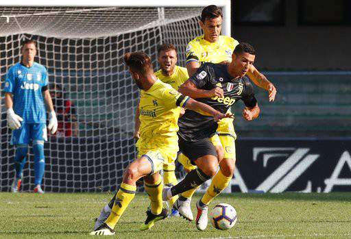 Chievo 2-3 Juventus: Màn ra mắt "vô duyên" của C.Ronaldo 9