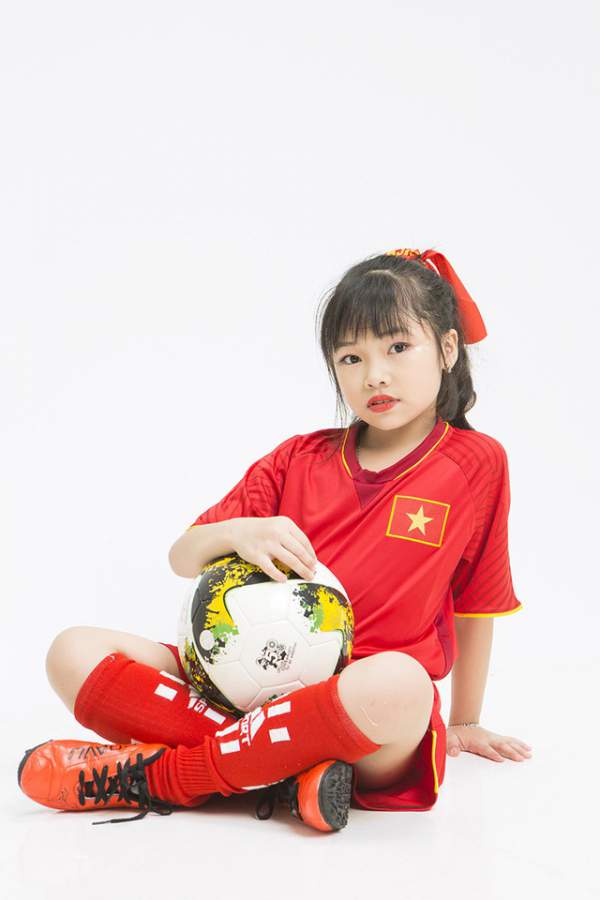 Dàn nhóc tì đáng yêu hoá “tuyển nhí” cổ vũ đội tuyển Olympic Việt Nam 9