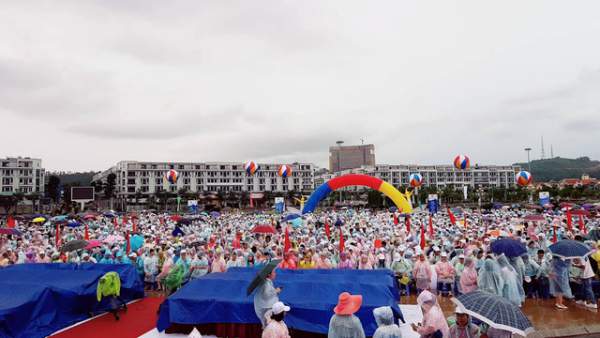 Quảng Ninh: Hàng nghìn học sinh đội mưa cổ vũ chung kết năm Đường lên đỉnh Olympia 4