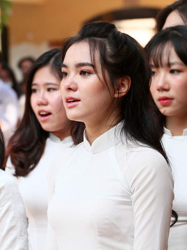 Vẻ đẹp tươi tắn của nữ sinh trường Trần Phú trong ngày khai giảng 5