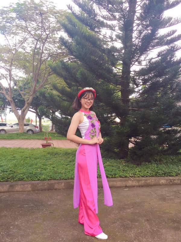 Nữ sinh Đắk Nông hát dân ca trong lễ khai giảng gây "sốt" mạng 3