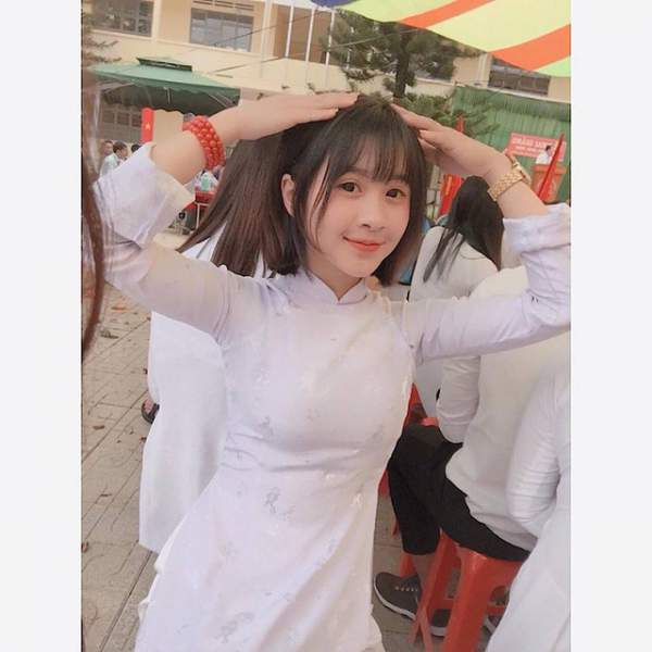 3 nữ sinh Lâm Đồng mặc áo dài trắng khiến dân mạng xao xuyến 3