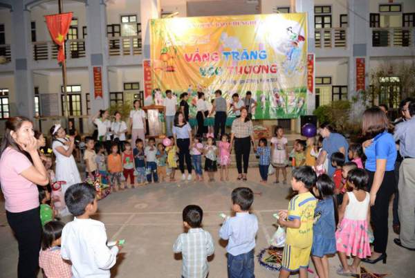 Mang Trung thu đến trẻ em nghèo vùng biên xứ Nghệ 3