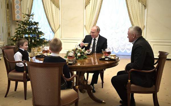 Tổng thống Putin tặng món quà đặc biệt cho cậu bé mắc bệnh xương thủy tinh 3