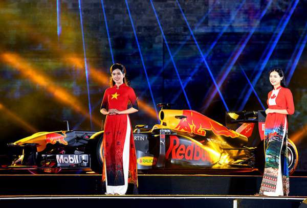 Xe đua F1 xuất hiện đầy “khác biệt” tại Hà Nội 13
