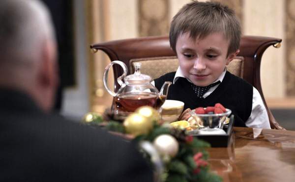 Tổng thống Putin tặng món quà đặc biệt cho cậu bé mắc bệnh xương thủy tinh 7