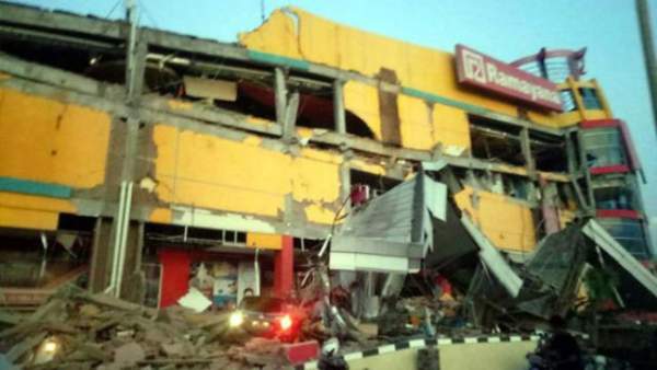NÓNG! Sóng thần cao 2 mét ập vào thành phố Indonesia sau động đất 6