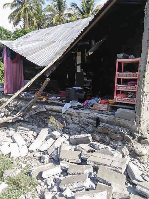 NÓNG! Sóng thần cao 2 mét ập vào thành phố Indonesia sau động đất 8