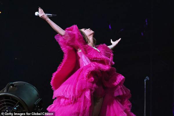 Beyonce đụng váy áo với minh tinh Bollywood 4