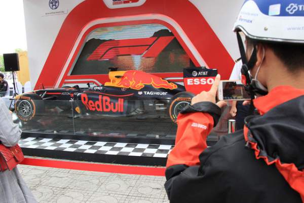Cận cảnh chiếc xe đua F1 trị giá trăm tỉ được trưng bày trên đường phố Hà Nội 13
