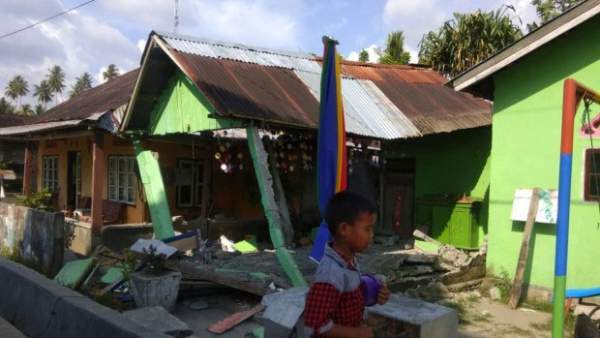 NÓNG! Sóng thần cao 2 mét ập vào thành phố Indonesia sau động đất 3