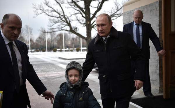 Tổng thống Putin tặng món quà đặc biệt cho cậu bé mắc bệnh xương thủy tinh 6