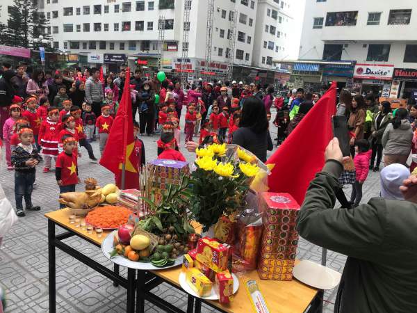 Cư dân Hà Nội lắp màn hình “khủng”, lập bàn thờ cổ vũ đội tuyển Việt Nam 6