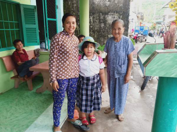 Cụ bà 81 tuổi gần 20 năm đưa đón học sinh từ nhà đến trường 4