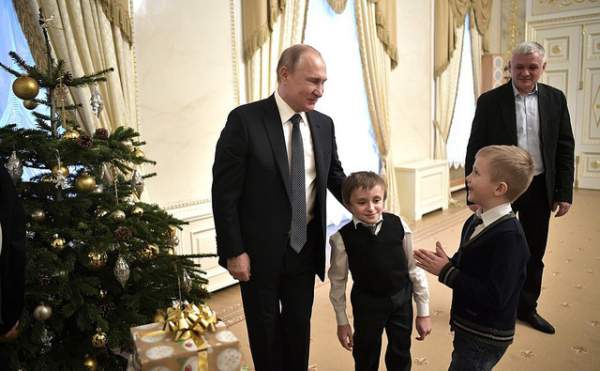 Tổng thống Putin tặng món quà đặc biệt cho cậu bé mắc bệnh xương thủy tinh 5